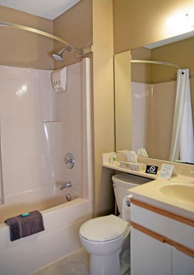 Lakeside Country Inn Manitou Beach 외부 사진