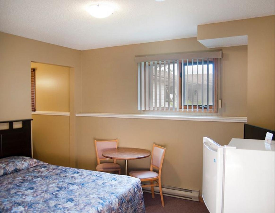 Lakeside Country Inn Manitou Beach 외부 사진